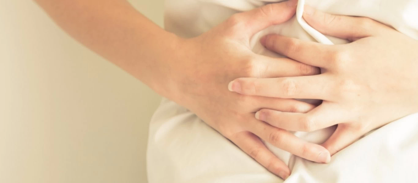 Πόνος στην κοιλιά: Όλες οι πιθανές αιτίες - Τι μπορεί να σημαίνει;